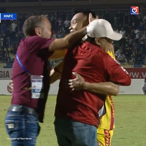 278K views · 3.1K reactions | Hà Nội bị Thái Sơn - cầu thủ 2003 lần đầu đá V.League chọc thủng lưới. Sau tình huống ghi bàn, có đến 3 cầu thủ Đông Á Thanh Hóa cùng đổ gục xuống sân vì... chuột rút. #onsports #onfootball | On Sports | Facebook