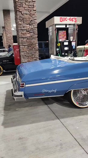 560K views · 21K reactions | CHEVROLET 略略略 • @stingybmf #chevy #caprice #capriceclsssic #impala #vert #Daytons #wirewheels #22s #vougetires #carsofinstagram #carshow #turkeyrodrun #turkeyrun #otd #housesandhorsepower #classiccar #smallblockchevy #og #spokesnvogues | SPOKES-N-VOGUES | Facebook