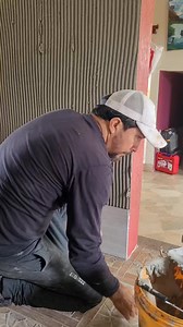 Colocando ceramica en pared de cocina. #albañiles | Lucas Alarcón