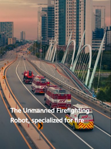 Understanding what is happening on site can shape the first response. Hear from the engineer and the fire official on how the Unmanned Firefighting Robot helps firefighters gain visibility from the scene and support response operations. #ASaferWayHome #HyundaiMotorGroup #HyundaiMobis #KoreaNationalFireAgency #UnmannedFirefightingRobot #Firefighting #Robot