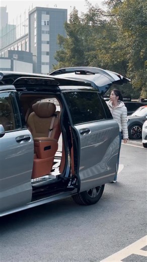 Boss Auto Limited on Instagram: "2026 Toyota Sienna VIP van,switch between 7 seats and 4 seats#car #supercars #luxurycars #van"