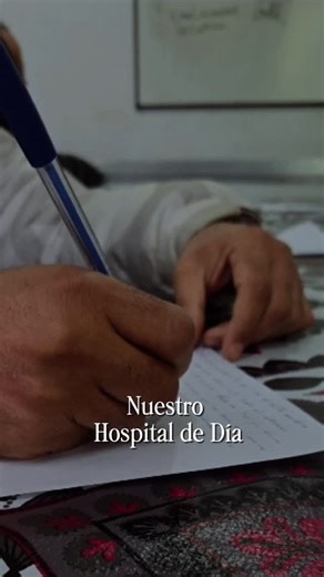 Clinica Privada Banfield on Instagram: "Nuestro Hospital de Día ofrece un nivel de asistencia intermedio entre la internación psiquiátrica y el tratamiento ambulatorio. Aquí se diseñan programas especiales acordes a cada paciente o grupo de pacientes. El programa, polivalente, consiste en abordajes psicoterapéuticos integrados, terapias de rehabilitación social, terapias corporales, talleres y, en los casos necesarios, tratamiento psicofarmacológico. Dentro del programa se incluyen: ✅Entrevista