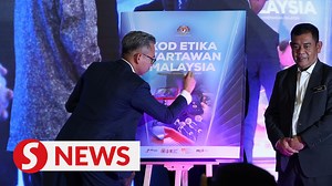 The Communications Ministry has launched the Malaysian Code of Ethics for Journalists. Communications Minister Fahmi Fadzil said in his speech at the ethics manual launch on Tuesday (Feb 20) that the newly launched manual was an improvement over the previous in the modern era of social media. Read more at http://tinyurl.com/2fezfaxb WATCH MORE: https://thestartv.com/c/news SUBSCRIBE: https://cutt.ly/TheStar LIKE: https://fb.com/TheStarOnline | The Star