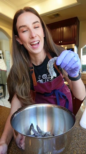 How to clean and devein shrimp 🦐 #shrimp #seafood #cooking