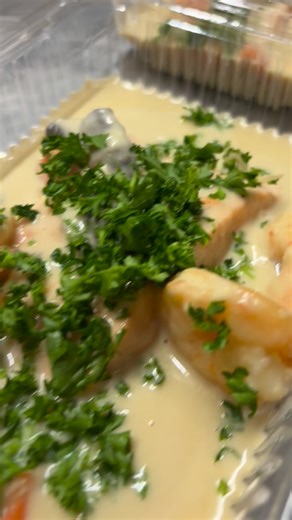 On Dirait Le Sud sxm on Instagram: "Les amis 👯‍♀️ Tout s’accélère à la boutique ✨ Nous serons présents sur différents cocktails ce week-end, ainsi qu’à Saint-Barth 🌴 Aujourd’hui, découvrez : 🥗 Nos salades repas • Salades de la mer • Salades entièrement végétariennes, comme la quinoa–avocat 🍽 Nos plats du jour • Saumon d’Écosse au champagne • Chili con carne de bœuf • Reblochonnade à la guanciale • Bourguignon de bœuf au foie gras 🥪 Et toute notre partie snacking à votre disposition ✨ Très b