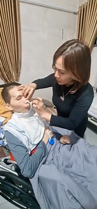 Hôm nay ngày lễ quán đông khách giờ mẹ mới về thay băng tắm rữa cho con được đây 🥰 | Thời TR Minh Minh