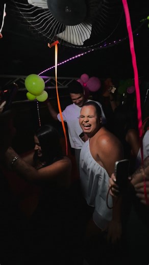 BRUNO SANTOS | BS on Instagram: "Coisas de surpresa no balada bus, 🪩✨💋🎂 . @balada_buss , eu ameiiiiii ."