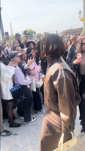 Léna Situations arrive au défilé Dior pour la fashion week