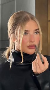 REFY Lip Sculpt. The go-to liner that actually lasts. No transfer, feathering or smudging. Jess wears shade Fawn. | REFY