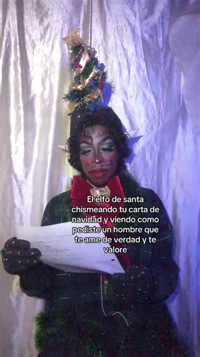El elfo viendo lo ilusa que es una #humor #dragqueen #dragking #navidad #elfo
