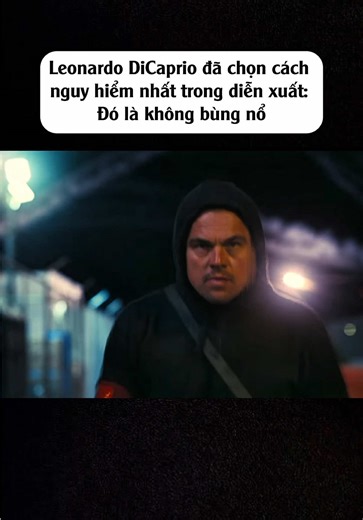 Leonardo DiCaprio không cần phải chứng minh mình là một diễn viên lớn, và có lẽ chính vì vậy trong ONE BATTLE AFTER ANOTHER (HẾT TRẬN NÀY ĐẾN TRẬN KHÁC), anh chọn cách nguy hiểm nhất: không bùng nổ. Không gào thét. Không độc thoại dài. Không một khoảnh khắc “đánh lớn” để khán giả dễ dàng vỗ tay. Anh diễn như thể mọi thứ đã xảy ra quá nhiều lần trong đời nhân vật, đến mức cảm xúc không còn được phép phô bày mà chỉ còn lại sự mệt mỏi lặng lẽ. DiCaprio xây dựng vai diễn bằng những chi tiết nhỏ đến 