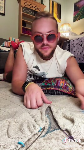 💅 you could never mattress stitch on the moss stitch seam line #knit #sweaterweather #lisa #lionsbrandyarn #crafty