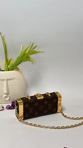 Big style, small trunk. Who said size matters? 😉✨ . . SHOP&sell #jointheprelovedrevolution #jointheprelovedrevolution #prelovedluxury #thefutureispreloved #bagsreel #adecadeofcc #preloved #trendingreels #confidentialcouture #trendingreels #confidentialcouture #louisvuittontrunk #honeysinghsongs #maniac | Confidential Couture