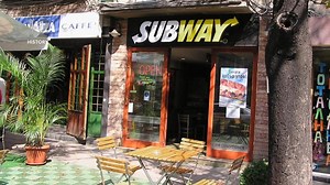 Subway, fundado en 1965 por un físico nuclear y un estudiante de medicina, se convirtió en la cadena de restaurantes más grande del mundo. ¿Cómo fue que llegaron a tener el doble de locales que cualquier otra cadena en Estados Unidos, superando al competidor “Blimpie!? ¿Y cómo lidiaron con una controversia que podría haberlos acabado? 📺 ¿Te gustó este video? Cuéntanos por qué abajo en comentarios. #UnaBreveHistoriaDe | HISTORY
