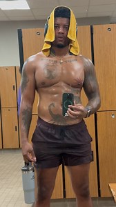 Am I crazy or the guy in purple keeps sneaking glances? 🤣 | Jeff Cutts