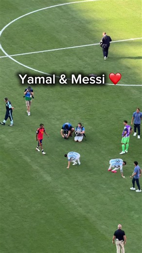 Cái ôm chuyển giao giữa Lamine Yamal và Messi sau chung kết Tây Ban Nha