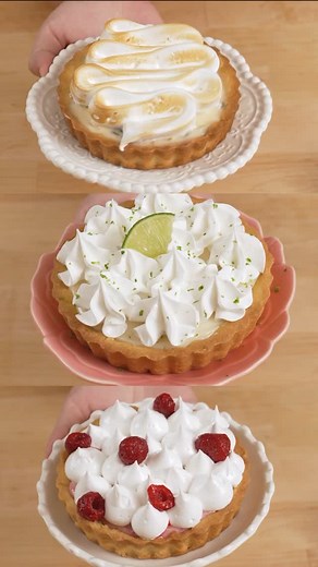 3 Sabores de Pie de Limón 🍋❤️ muy fácil y rico! Para la masa: 200 gr harina sin polvos de hornear 55 gr azúcar flor 125 gr mantequilla fría 1 yema Preparación: 1. Mezclar harina y azúcar flor. 2. Agregar mantequilla fría y pellizcar la masa hasta formar un arenado. 3. Agregar la yema y formar una masa, no amasar. 4. Congelar estirada antes de cortar en galletas o poner sobre molde de tarta. 5. Antes de hornear también debe congelar. Para el relleno: 1 tarro de leche condensada 100 ml de jugo de