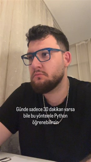 Efekan Çiloğlu | Enerji Verimliliği ve Veri Analizi Mühendisi on Instagram: "Bir öğrencim vardı. Hayatında tek satır kod yazmamıştı. Bir gün bana dedi ki “Hocam ben sıfırım, günde ancak 30 dakika ayırabilirim.” Ben de ona “sıfır olmak avantaj. Çünkü yanlış alışkanlıkların yok” dedim. 8 hafta sonra ilk projesini yazdı. Sıfırdan. Tek başına. Peki neyi farklı yaptı? YouTube’dan rastgele video izlemedi. Syntax ezberlemedi. Her gün sadece 30 dakika, ama bir sistem içinde ilerledi. İşte çoğu kişinin b