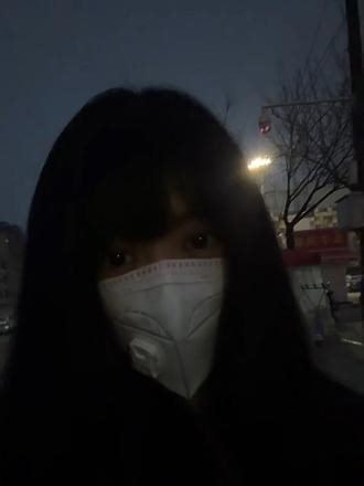 清晨六点 我只是贪恋脑袋后那盏路灯散出的光 算了 你大概觉得没意思