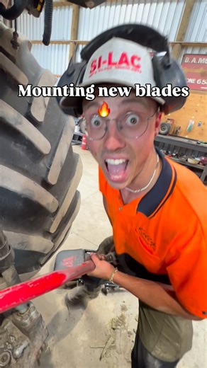 ElisCropJourney on Instagram: "Swapping the blades on a New Holland FR-650 during grass harvest here in New Zealand. Sharp blades are crucial — they cut the crop clean, reduce power demand, and keep diesel use efficient. A better chop length and clean cut also mean higher feed quality for the cows. #farming #agriculture #harvest #chopper #newholland #silage #farmlife #harvester #harvesting #newzealand"