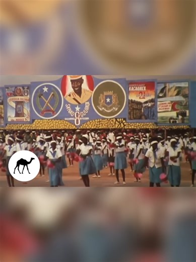 Ubaxii kacaanka 1977 soo dhaweyntii xuskii 21 ocktoober waxaa halkaasi ku sugnaa madaxweynihii hore ee soomaaliya jaale maxamed siyaad barre #somaliArchive #ubaxiikacaanka #somalia1977 #xuskii21oktoober