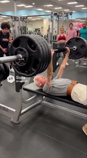 90-Year-Old Grandpa Bench Presses Heavy Weight Like It’s Nothing 😳💪