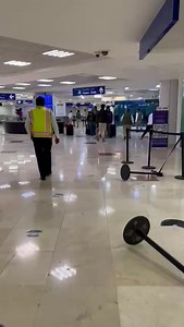 3.1M views · 18K reactions | #AlMomento #Cancún  Extranjero se puso como loco de manera preliminar se menciona que pretendia ingresar de manera ilegal al país desde la terminal 2 del aeropuerto de Cancún. Información en proceso...... | Nota Informativa QR. | Facebook