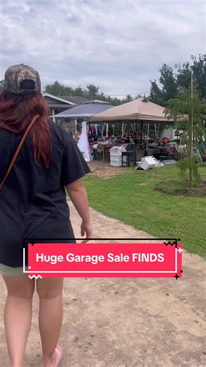 Garage Sale Hunting 🤨🤨🤨 #garagesales #furnituremakeover #furnitureflip #trashtocash #flipper #fyp #foryoupage #trashfinds #wow