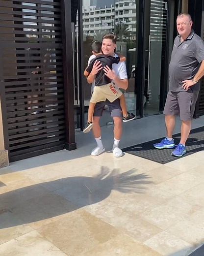 560K views · 10K reactions | ¡El preciso momento en el que ves a tu ídolo y tu corazón explota de alegría hasta correr a abrazarlo! ️殺 | SportsCenter ESPN | Facebook