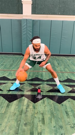 DJ Sackmann on Instagram: "@hoopstudy Phase 2: Framework. Push pull stationary handle work @balapat #Hoopstudy Quick 1-2 pound dribbles Pull to pocket after push cross Slow exchange 2 quick exchanges Repeat 20X Get to it! #HoopStudy"