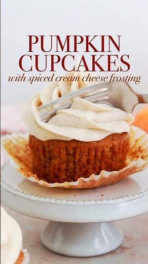 The best pumpkin cupcakes I’ve ever had 🙌🏽 #pumpkin #cupcakes #creamcheesefrosting