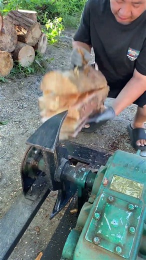 Home wood splitter makes splitting firewood easier