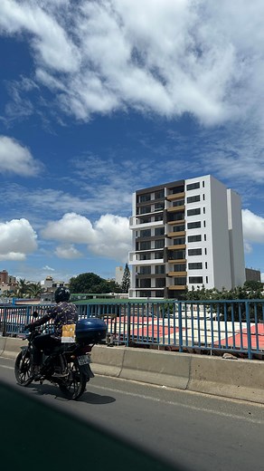 Aminata ☀️🤍 on Instagram: "J’avais une chance de rester en 🇫🇷… Garder mon CDI cadre, mon bel appartement, ma voiture, bref ma stabilité et ma sécurité mais ... Oooorh j'ai jeté ça derrière et Direction Sénégal 🇸🇳 C'est un risque yeah, mais je mise tout construire ma vie premium et la seule chose dont je suis sûre qu'elle est sur continent. Ça a demandé des sacrifices mais on va rester persuadée que ça va payer. Tawakkul En tout cas après 5 mois, je peux le dire , je regrette rien. Abonne-to
