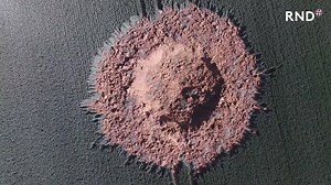 Durch eine laute Explosion und ein Beben werden Anwohner im hessischen Limburg wach – auf einem Feld entdecken sie dann einen riesigen Krater. Hier die spektakulären Bilder von oben. | Hannoversche Allgemeine Zeitung / HAZ