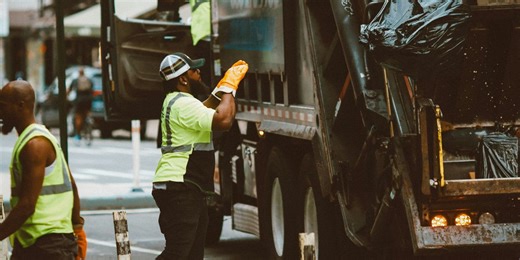 Garbage man shares exactly how much he makes and now everyone wants to get their hands dirty
