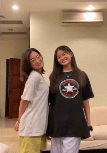 Arena Wan (@arenawan) - My Sister is Taller: Embracing Height Differences