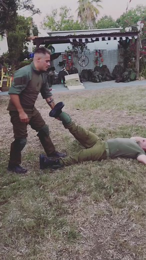 How to pick up a wounded man IDF style with BJJ BLACK BELT ALAN SURMONT #foryou #idf #foryoupage #arm #army #idf #soldier #bjj #bjjlifestyle #nogi #wrestling #for