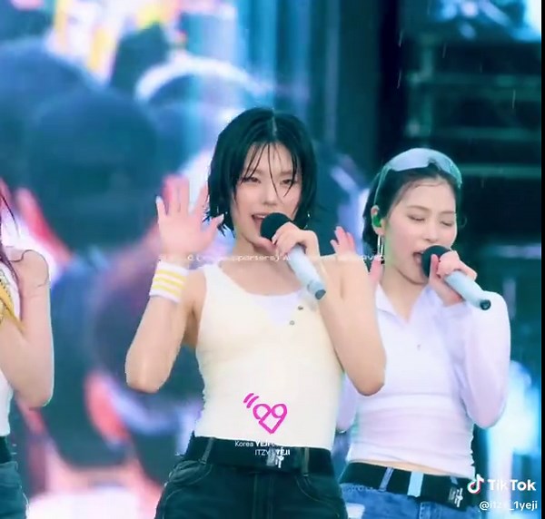 Yeji's Stunning Performance of 'Not Shy'