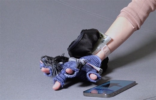 Soft-robotic glove uses 37 actuators to cut hand swelling by up to 25%