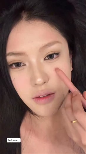 Vân Nhi on Instagram: "😘Girlll Check it outtt👇🏻🍒💕 🧼 Yesstyle: https://ystyle.co/ffThY Yesstyle rewards code: LEVAN6764 🥰Shopee: https://s.shopee.vn/40YfXHfkcl #makeup #douyin #beauty #makeuptips #tutorial"