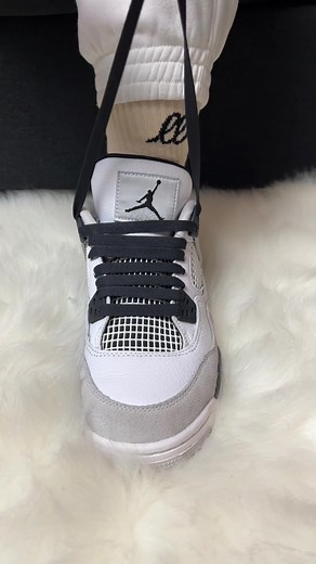 Bring simplicity to the lace details The Air Jordan 4 Military Black features a combination of white, black, and light grey for a simple yet eye-catching colorway. We switched the standard white laces out for a bigger contrast using a black lace. We also used a straight-bar lacing technique for a no-fuss look to keep the clean aesthetic. What we swapped: — Noir Flat Laces in 59” Music: — Gas Pedal x I Just Wanna Love U mashup by @iambrandonisaiah #loopedlaces #getloopedin #lacingtutorial #lacesw
