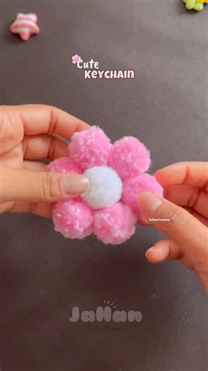 Cute yarn flower keychain 🌸 #diy #shortvideo #craft #keychain