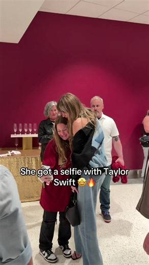 Taylor showing every fan some love ❤️👏 #taylorswift #selfie #NBA #espnonnba