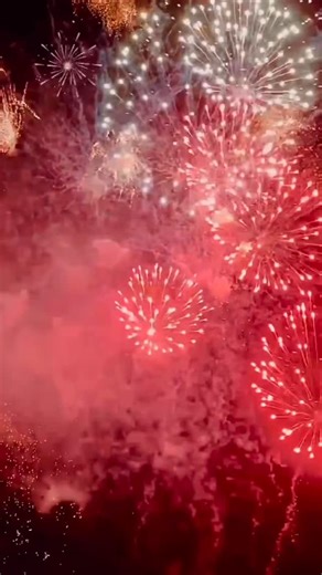 ~ Capodanno 2025 💫🥂 ~ Grazie a tutti coloro che hanno condiviso con noi la fine del vecchio e l inizio del nuovo . Diciamo che per quanto mi riguarda ogni giorno può essere un nuovo inizio . Ma è anche vero che in quella giornata ci troviamo tutti a fare una sorta di bilancio finale . Il mio come sempre è un gran casino. Ma dobbiamo ringraziarci e ringraziarlo comunque per averlo vissuto . Per ciò che è stato, anche quando non l abbiamo capito. Per le nostre altezze improvvise e per le nostre 