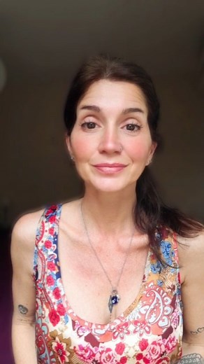 Vero G. ✨️ on Instagram: "Dales un buen show: VIVIR TU VIDA ✨️ Mucho "stalkeo" es eso: Gente que ya no quiere nada con vos... pero te sigue mirando, quien te manda señales confusas, que no se va, ni se queda, gente a que no le gustas pero no se pierde una historia que subís. En fin, la hipocresía. El show es tu vida, vivirla a pleno, no hacer un show para otros. ♡ Vero #autoestima #stalkeo #show"