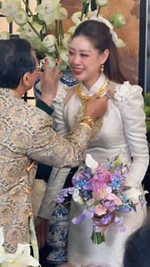 2.4M views · 10K reactions | Ngay lúc này, Khánh Vân cùng chồng đang làm lễ gia tiên. Nàng hậu khóc hết nước mắt khi được mẹ ruột trao của hồi môn là bộ trang sức Trầu Cau PNJ để về nhà chồng #pnj #traucaupnj | Hóng Hớt Showbiz | Facebook