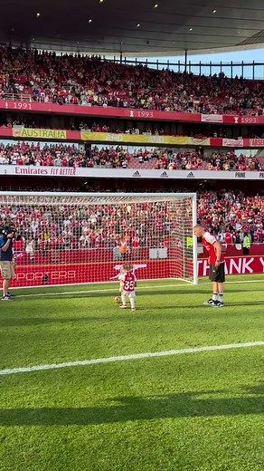 813K views · 10K reactions | North London For.... Eva ❤️ | Arsenal | Facebook