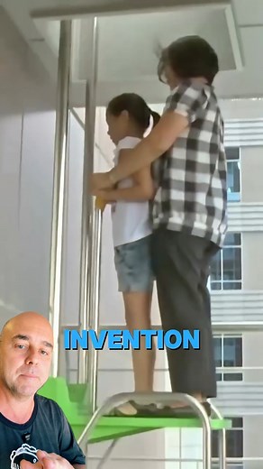 171K views · 1K reactions | Esta é uma invenção coreana desenvolvida para situações de emergência. Funciona como um mini elevador: basta soltar o freio, e o equipamento conduz a pessoa com segurança até o andar de baixo. Assim que o usuário desembarca, o dispositivo retorna automaticamente ao ponto de origem, pronto para o próximo uso. É uma solução prática e rápida para permitir a movimentação segura entre andares em momentos críticos. | Óia Isso | Facebook
