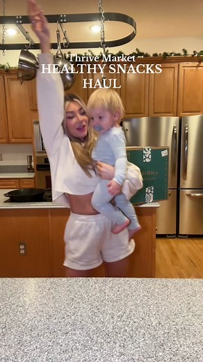 SNACK HAUL 🤩😋 If you haven't tried Thrive, you can use my 🔗 in bio to get 30% off your first order and get a free gift 🙏 #thrivemarketpartner #healthyliving #snackhaul #healthysnackhaul #healthygroceryhaul #groceryhaul