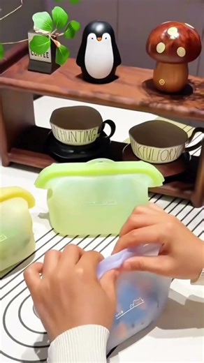 Reusable Silicone Bags That Replace Plastic Bags #kitchengadgets #kitchen #ilovegadgets